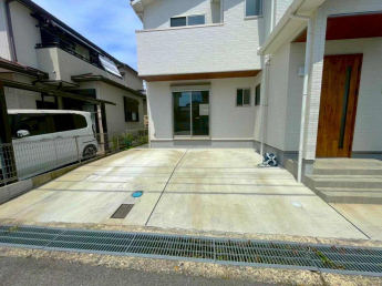 ■前面道路は住宅街につき交通量も少ないので駐車も安心です