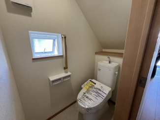 フチなしでお手入れ簡単。１階トイレには手すりが付いています♪