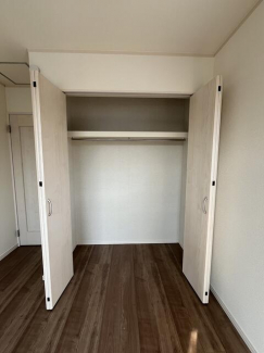各部屋に収納スペースが設けられております。空間をうまく使って