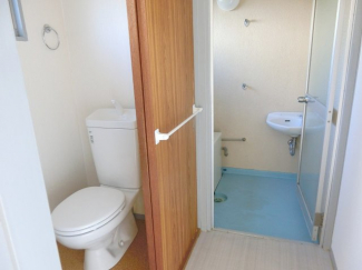 浴室とトイレは別になっています。