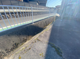 ■南東側は敷地と道路との間に高低差があります