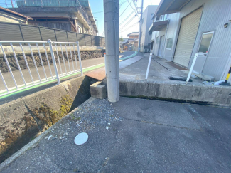 ■敷地内に支柱・電柱有り