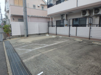 車をお持ちの方に嬉しい駐車場付きの物件です