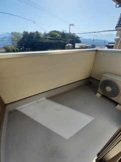 外からの目が気にならないバルコニーで洗濯物が干せます