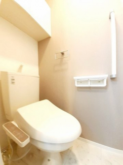 落ち着いた色調のトイレです