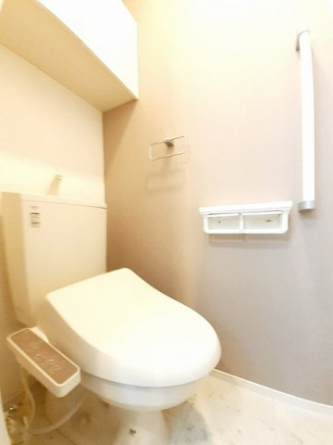 落ち着いた色調のトイレです
