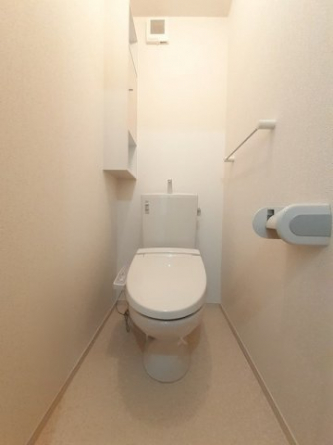 落ち着いた色調のトイレです