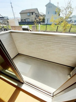 暖かな日差しのふりそそぐバルコニー
