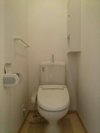 落ち着いた色調のトイレです