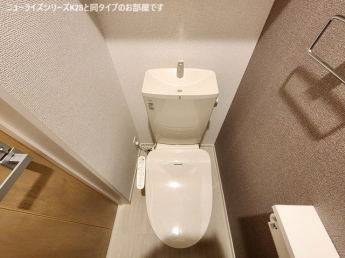落ち着いた色調のトイレです