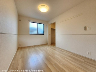 明るい色調の室内です