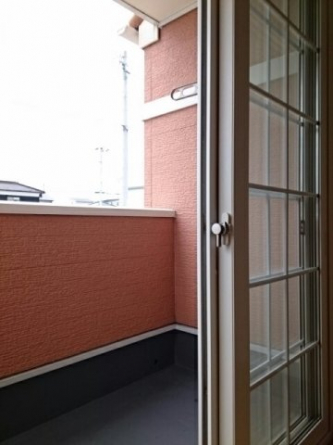 暖かな日差しのふりそそぐバルコニー