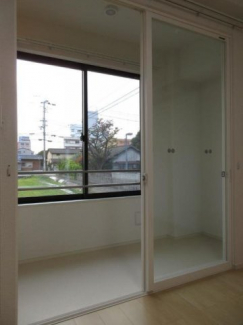 明るい色調の室内です