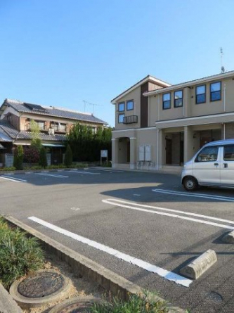 車をお持ちの方に嬉しい駐車場付きの物件です