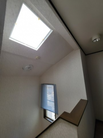 2階エントランスに天窓