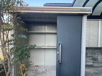 外部倉庫は床面の高さを変えて間仕切りを設けなくても用途別にス