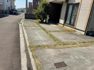 お友達をたくさん呼べるゆとりの駐車スペース♪