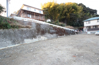 東側道路と高低差があります