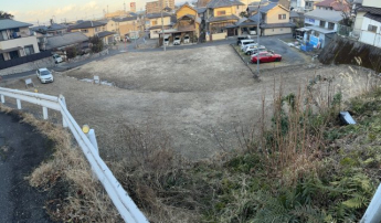 道路から敷地の見た目、パノラマレンズ効果で歪んでいます