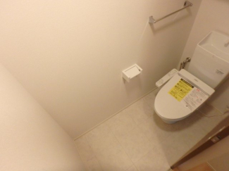落ち着いた色調のトイレです