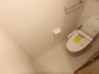 落ち着いた色調のトイレです