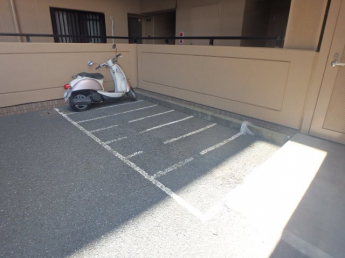 バイク置き場があります