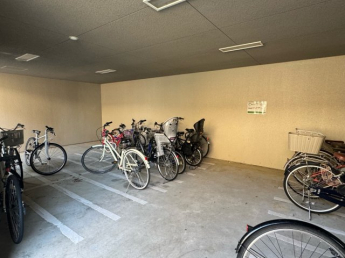 屋内駐輪場です