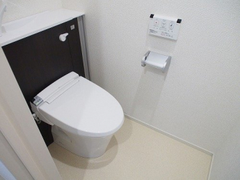 落ち着いた色調のトイレです