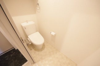 落ち着いた色調のトイレです