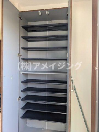 天井まで高さのあるシューズボックスです。