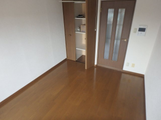 開放的な寝室です
