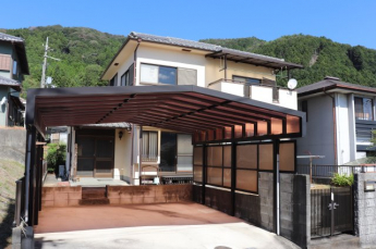 外観も非常にきれいで、屋根付きの駐車場（２台）があります。