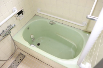 お風呂です。手摺が付いているので安心してつかることができます。