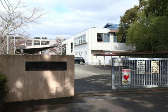 三田市立八景中学校まで620m