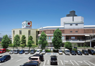 イズミヤ。営業時間は１０時～２０時。様々な店舗が揃う大型のショッピングセンターです。まで590m