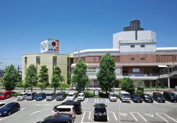 イズミヤ。営業時間は１０時～２０時。様々な店舗が揃う大型のショッピングセンターです。まで590m