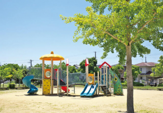 竜が丘中央公園。滑り台などがついた複合遊具、ベンチ、広々としたグラウンドがありのびのびと遊べます。まで540m