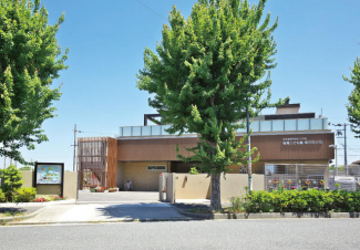 岩岡こども園竜が岡分園。保育時間は７時～１８時。毎日の送迎が少なく、歩いての登園もしやすい距離。まで750m