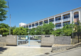 岩岡小学校。鯉やナマズが生息する「扇池」や松林などがある自然豊かな環境です。まで660m