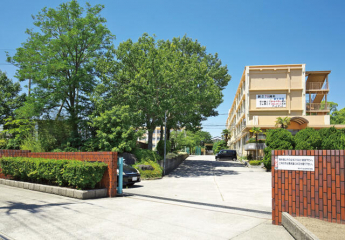 岩岡中学校。部活動や勉強などで忙しい中学生にとって嬉しい、身近な立地です。まで320m