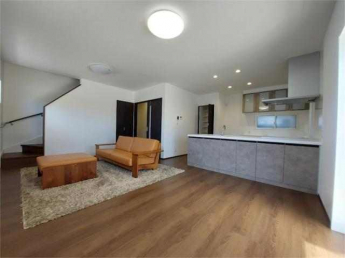 キッチンや建具の色合いが空間の美しさを引き立て、洗練された印