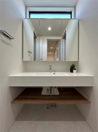 １階トイレ。タンク式トイレは災害時にも活躍します。いざという