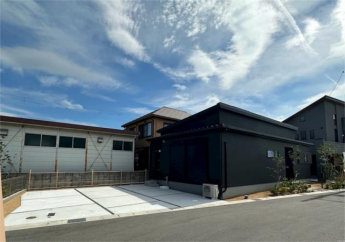 外観イメージにマッチしたシンプルテイストのポスト付き。シンボ