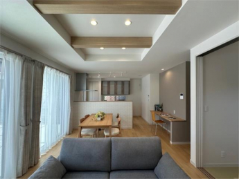 開発分譲地に綺麗な街並みが広がります。分譲地内に公園もあり、