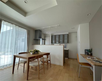 リビング隣接の和室。目が届きやすいためお子様の遊び場やお昼寝