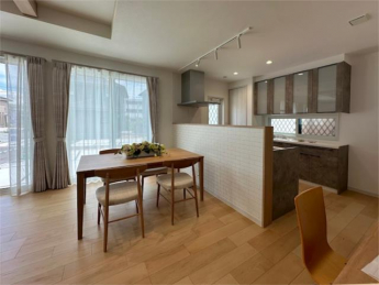 和室を開ければより開放的なリビング空間が広がります。この場所