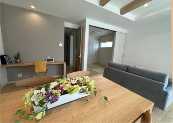 ダイニングに設置したスタディカウンターで、お子さまのリビング