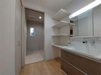 可動棚付きの洗面室。収納するものに合わせて高さを調整でき、無