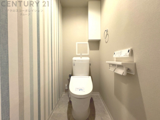 温水洗浄便座付トイレは温水洗浄機能により、暖かい水でおしりを洗浄することができ、冷たい水を使う従来の便座に比べ、温水洗浄機能で暖かいトイレを提供し、快適な使用を可能にします。