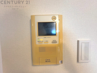 訪問者が来たときにテレビ画面で確認できるため、安心してドアを開けられます。録画機能があるものもあり、留守中に来訪者を記録しておくことができます。利便性が高く、セキュリティ面でも安心です